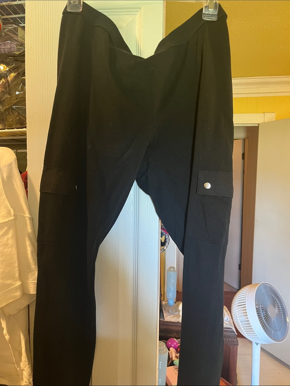 HUE Black High-Waist Cargo Leggings with Snap Pockets